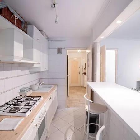 Апартаменты Beauvallon Furnished Flat *